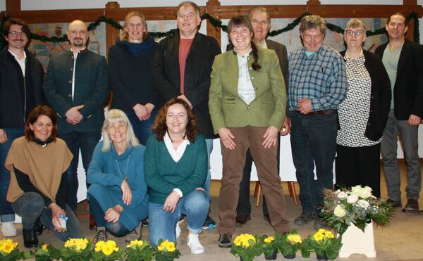 von links: David Nißle, Andreas Zasche, Birgit Wehnert, Bertram Schregle, Renate Polzer, Hartmut Stauder, Erwin Schuster, Elke Schäling und Roland Schmid sitzend, von links: Daniela Guglhör, Friederike Holderried und Monika Kugelmann